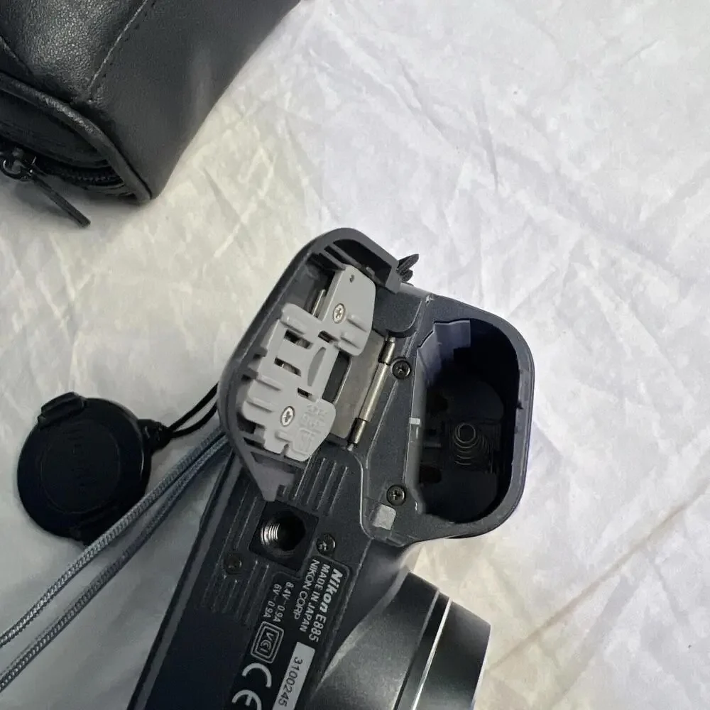 Nikon COOLPIX 885 3.2MP Digital Camera - Black (E885) NOT FULLY TESTED